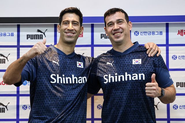 이사나예 라미레스 남자배구 대표팀 감독(왼쪽)과 페르난도 모랄레스 여자배구 대표팀 감독. /연합뉴스