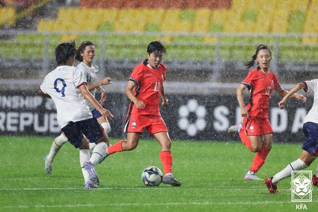 지소연(가운데)이 대만전 굵은 빗줄기 속에서 드리블하고 있다. /KFA 제공