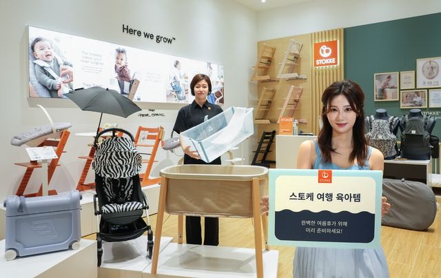 여름 휴가 시즌을 맞아 스토케 롯데백화점 동탄점에서 매니저와 모델이 아이와의 편안한 휴가를 위한 ‘여행 육아템 4종’을 소개하고 있다./스토케코리아