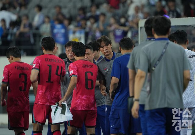 홍명보 한국 축구 대표팀 감독이 15일 오후 경기도 용인미르스타디움에서 열린 2025 동아시아축구연맹(EAFF) E-1 풋볼 챔피언십 일본과의 경기를 0-1로 마친 후 선수들과 악수하고 있다. /용인=최대성 기자&nbsp;