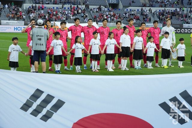 한국 축구 대표팀 선수들이 15일 오후 경기도 용인미르스타디움에서 열린 2025 동아시아축구연맹(EAFF) E-1 풋볼 챔피언십 일본과의 경기서 애국가를 부르고 있다. /용인=최대성 기자