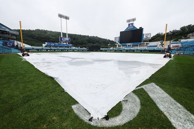 대구 삼성라이온즈파크가 방수포로 뒤덮여 있다. /연합뉴스