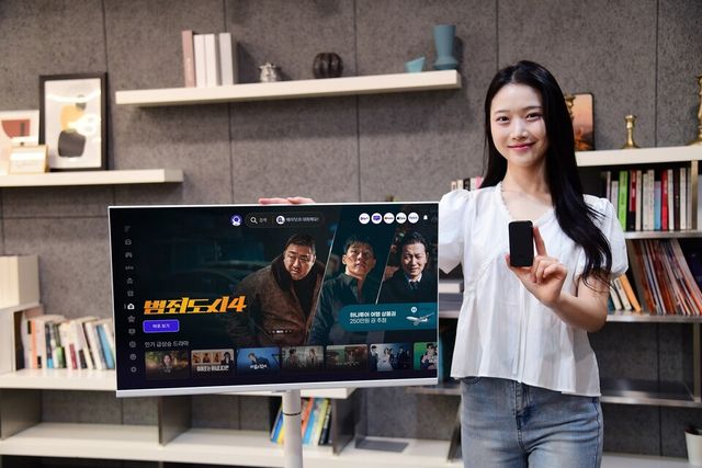 SK브로드밴드는 B tv 무선 셋톱박스와 이동식 TV를 결합해 하나의 세트처럼 이용할 수 있는 ‘B tv 무빙’을 제공한다./SK브로드밴드