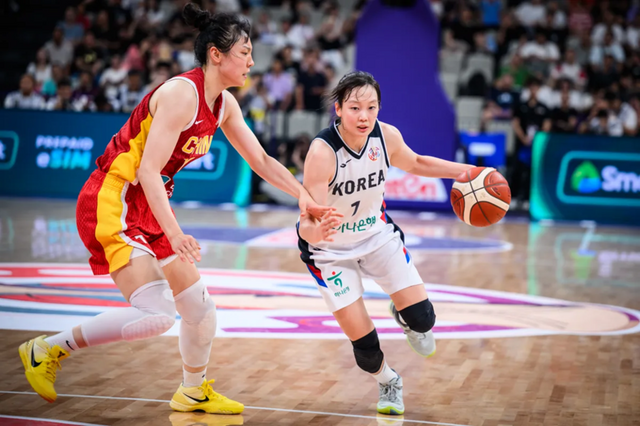 신지현(오른쪽)이 중국전 돌파를 시도하고 있다. /대한민국농구협회 제공