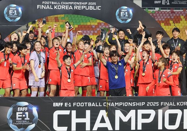 한국 여자축구 대표팀이 동아시안컵 우승 후 세리머니하고 있다. /연합뉴스