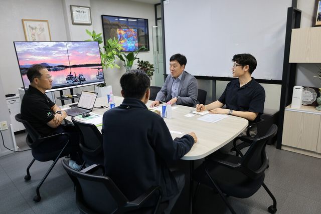 김영신 기정원장(오른쪽 첫 번째)과 이준희 코셈 대표(왼쪽 첫 번째)를 비롯한 관계자들이 현장 간담회를 진행하고 있다./중소기업기술정보진흥원