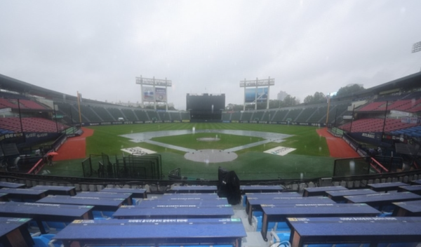 비 내리는 잠실구장. /연합뉴스