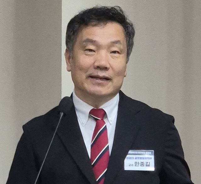한종길 성결대 교수가 17일 국회의원회관 제1소회의실에서 진행된 ‘국제물류산업 발전방안 토론회’에 참석해 발제하고 있다./임준혁 기자&nbsp;