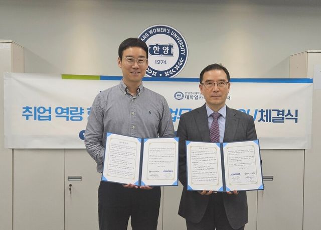 잡코리아와 한양여자대학교 간의 업무협약식이 진행됐다. 왼쪽부터 정승일 교육서비스사업본부 총괄, 조준호 한양여자대학교 학생처장./잡코리아