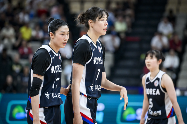 &nbsp; 19일 중국 선전스포츠센터에서 열린 2025 FIBA 아시아컵 준결승에서 호주에 73-86으로 패한 한국 여자농구 대표팀. /FIBA 홈페이지
