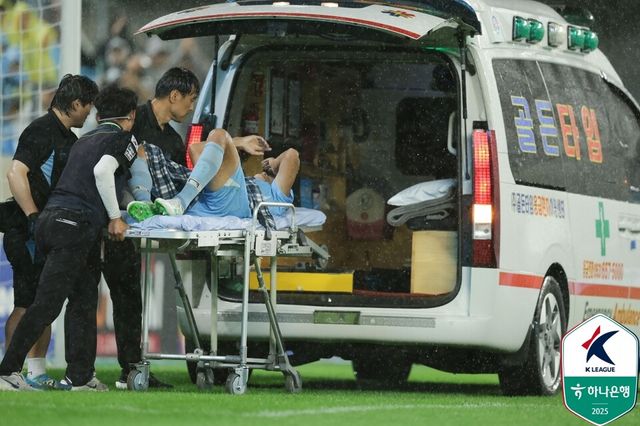 부상으로 경기장을 빠져나간 프로축구 K리그1(1부) 대구FC 수비수 홍정운. /한국프로축구연맹 제공