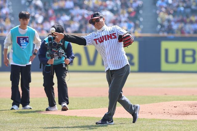 이광환 전 LG 감독이 22일 홈 개막전에서 시구하고 있다. /LG 트윈스 제공