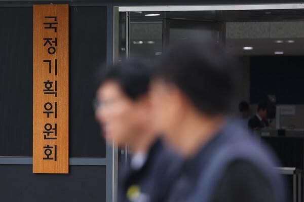 대통령 직속 국정기획위원회 사회2분과는 1일 공영방송 TBS과 보도전문방송 YTN을 방문해 공영방송 정상화 방안을 모색하는 자리를 가졌다./국정기획위원회