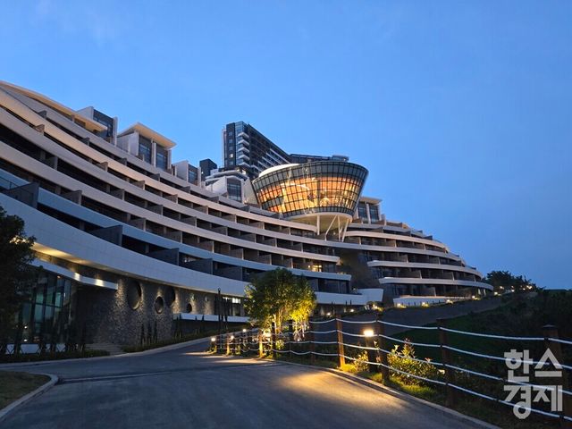 쏠비치 남해 전경. 이탈리아의 휴양지 포지타노의 모습에 비유되며 남해군 다랭이 마을의 모습과도 닮아 있다. /박종민 기자