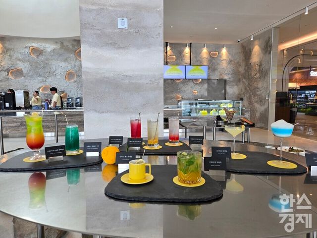 쏠비치 남해의 메리디오네 베이커리&카페에 식음료들이 진열돼 있다. /박종민 기자