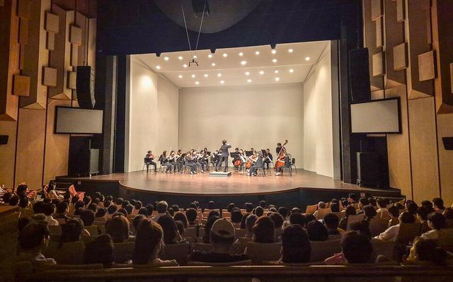 관객들이 지난 10일 수원 경기아트센터 소극장에서 열린 교보생명과 KBS교향악단이 주최한 '찾아가는 음악회'에서 클래식 공연을 감상 중이다. 사진/교보생명
