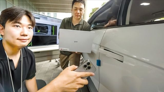 LG이노텍 연구원들이 지난 15일 서울 마곡 본사에서 열린 ‘차세대 디지털키 솔루션’ 설명회에서 디지털키 신제품을 시연하고 있다. /LG이노텍