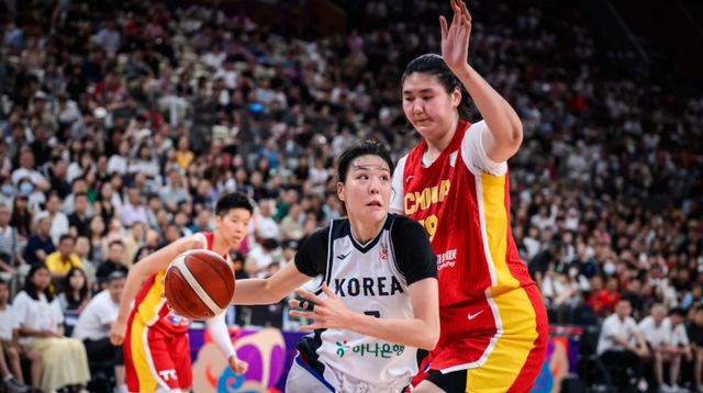 한국 여자농구 대표팀의 박지수(가운데). /FIBA 캡처