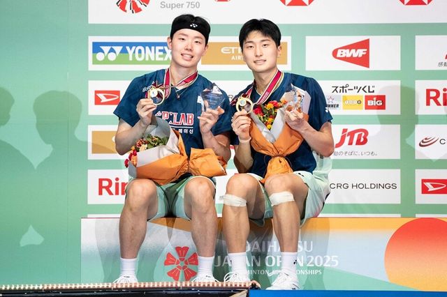 서승재(왼쪽)와 김원호가 일본오픈에서 우승한 뒤 시상대에서 포즈를 취하고 있다. /연합뉴스