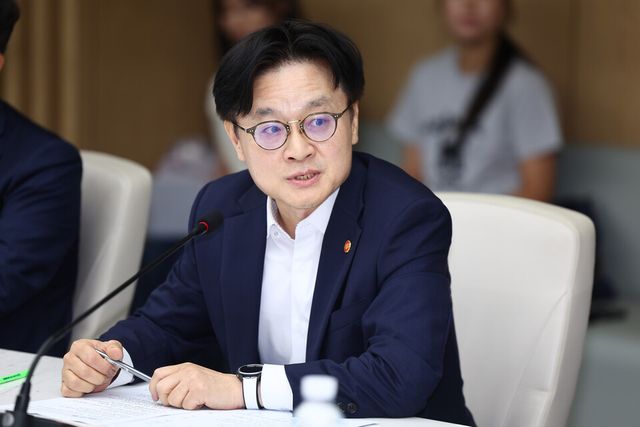 김정관 산업통상자원부 장관이 21일 서울 중구 대한상공회의소에서 열린 경제단체 및 업계와의 대미 통상 긴급 점검회의에서 모두발언을 하고 있다./연합뉴스