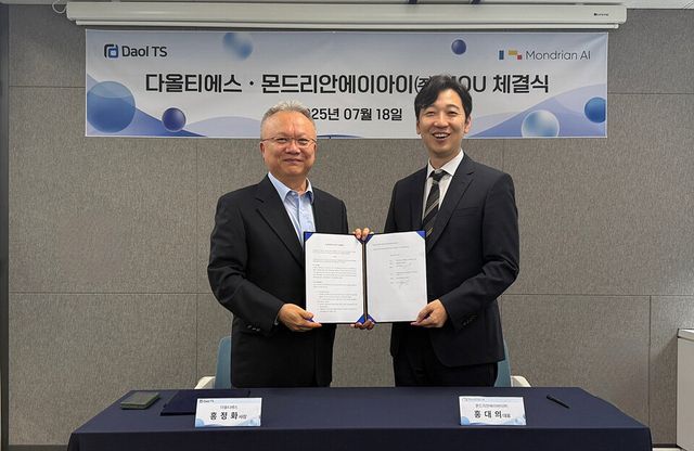 홍정화 다올티에스 대표와 홍대의 몬드리안에이아이 대표가 MOU 체결 후 기념촬영을 하고 있다./다올티에스