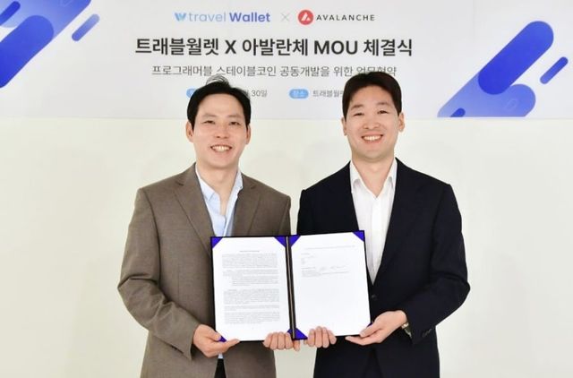 트래블월렛은 아발란체와 원화 기반 스테이블코인 및 프로그래머블 스테이블코인 공동 개발을 위한 전략적 업무협약(MOU)을 체결했다. 김형우 트래블월렛 대표(왼쪽)와 저스틴킴 아발란체 아시아총괄./트래블월렛