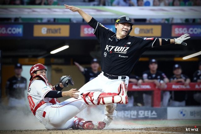 SSG 조형우(왼쪽)와 KT 장성우가 홈에서 경합하고 있다. /KT 위즈 제공
