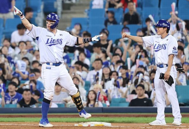 강민호(왼쪽)가 22일 SSG전 5회 말 적시타를 기록한 뒤 세리머니하고 있다. /삼성 라이온즈 제공