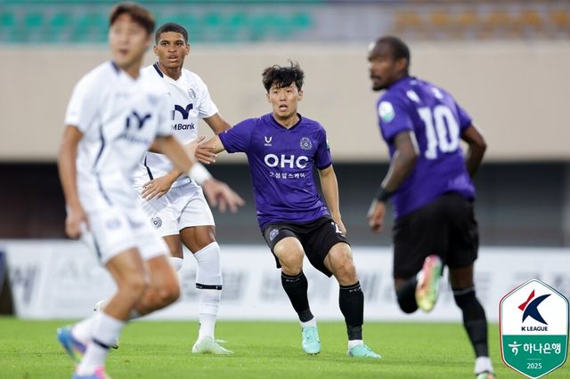프로축구 K리그1(1부) FC안양 데뷔골을 터뜨린 김보경(가운데). /한국프로축구연맹 제공