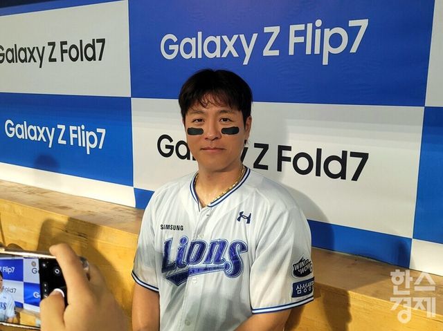 강민호가 22일 SSG전 직후 더그아웃에서 취재진의 촬영에 응하고 있다. /신희재 기자