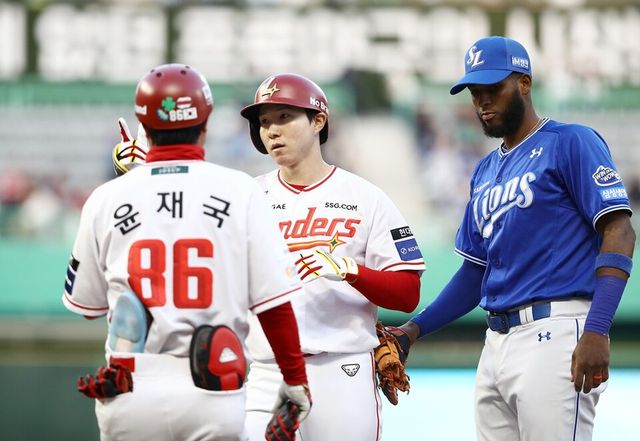 SSG 박성한(가운데)이 안타를 친 뒤 삼성 디아즈와 나란히 서 있다. /SSG 랜더스 제공&nbsp;