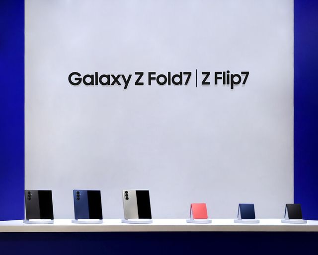 지난 12일 더현대 서울에 오픈한 '갤럭시 스튜디오' 에&nbsp;전시된 '갤럭시 Z 폴드7·플립7'. 삼성전자&nbsp;