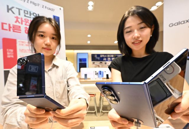 &nbsp;KT는 22일부터 전국 매장과 공식 온라인몰 'KT닷컴'을 통해 삼성전자 신형 폴더블폰 ‘갤럭시 Z 폴드7·플립7’의 사전개통을 시작했다./KT