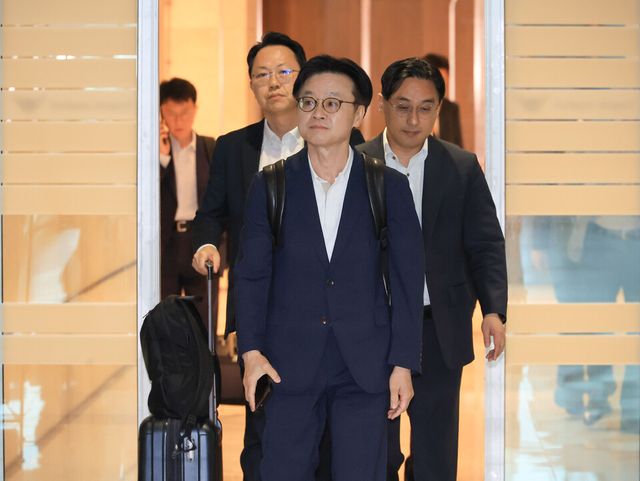 김정관 산업통상자원부 장관이 대미 통상협상차 23일 인천국제공항을 통해 미국 워싱턴으로 출국하고 있다./연합뉴스