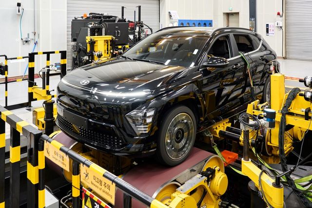 R&H성능개발동의 핸들링 주행시험기에 놓여 있는 '코나 일렉트릭'의 모습./현대차그룹