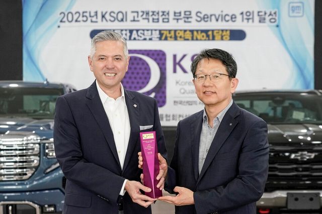 2025 KSQI 고객접점 조사 자동차 AS 부문 7년 연속 1위 달성 기념 행사에서 사진을 촬영하고 있는 헥터 비자레알 GM 한국사업장 사장(좌)과 한상록 한국능률협회컨설팅 CQO(우) / 사진= 한국GM