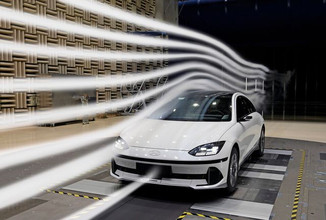 남양연구소 공력시험동에서 '아이오닉6'가 유동 가시화 시험을 하는 모습./현대차그룹