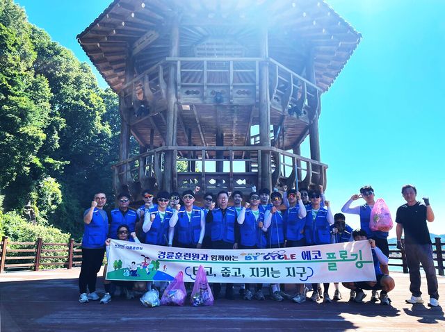 30기 경륜 후보생들은 지난 12일 영주시 송림호 일원에서 환경정화 활동을 펼쳤다. /국민체육진흥공단 제공