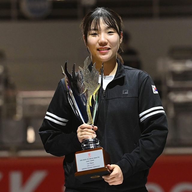 전하영이 지난 5월 SK텔레콤 그랑프리에서 우승한 뒤 기념 촬영하고 있다. /대한펜싱협회 제공