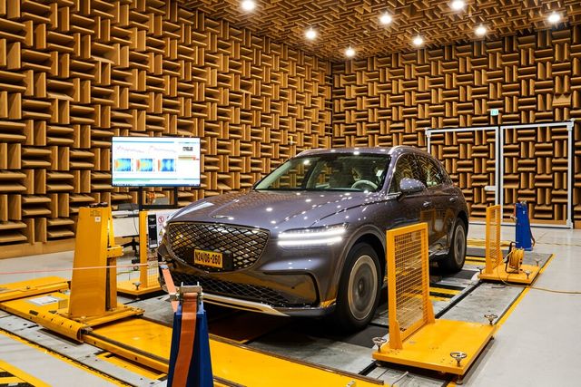 NVH동 로드노이즈시험실에서 'GV70 전동화 모델'의 실내 유입 노면 소음을 측정하는 모습./현대차그룹