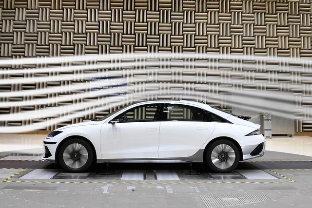 남양연구소 공력시험동에서 '아이오닉6'가 유동 가시화 시험을 하는 모습./현대차그룹