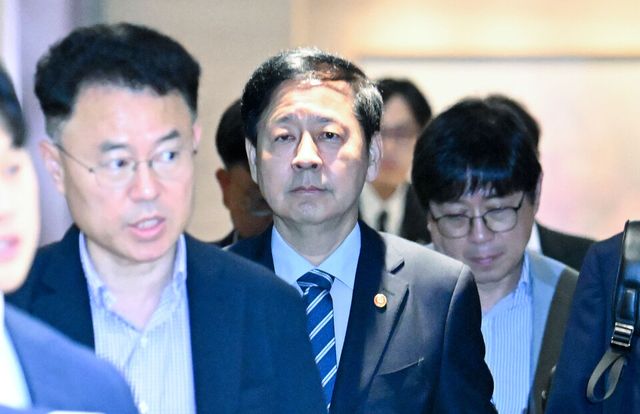 한미 간 '2+2 통상협상'을 위해 미국으로 출국하려던 구윤철 부총리 겸 기재부 장관이 24일 인천국제공항 제2터미널을 굳은 표정으로 나서고 있다. 사진=연합뉴스