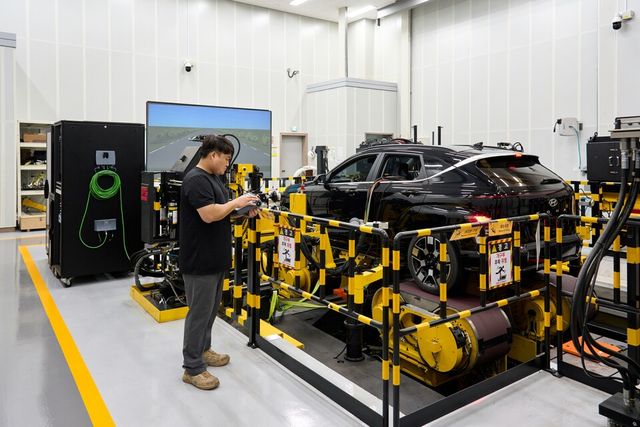 R&H성능개발동의 핸들링 주행시험기에 놓여 있는 '코나 일렉트릭'의 모습./현대차그룹