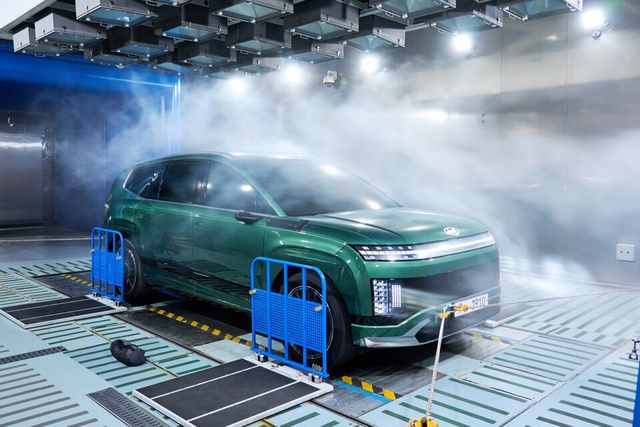 환경시험동 강설챔버에서 '아이오닉 9' 차량에 강설 시험을 하는 모습./현대차그룹