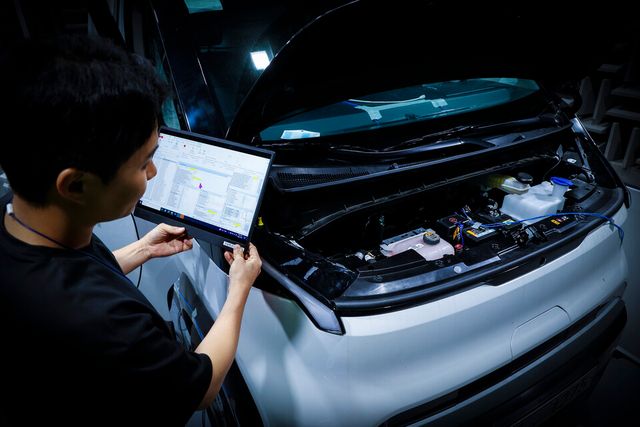 현대위아의 한 연구원이 25일 경기도 의왕시 현대위아 열관리시험동에서 공조시스템 시험을 진행하고 있다./현대위아