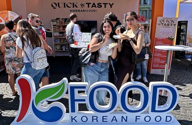 독일 프랑크푸르트 K-푸드 홍보관 방문객들. /사진=aT