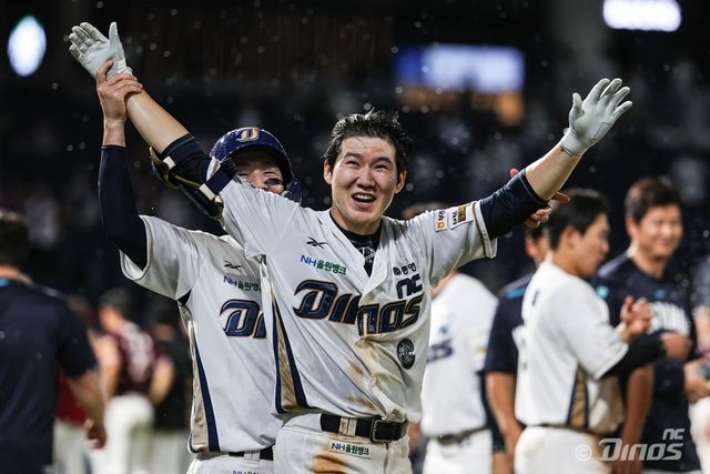 박민우가 26일 키움전 승리 후 두 팔을 벌리며 기뻐하고 있다. /NC 다이노스 제공