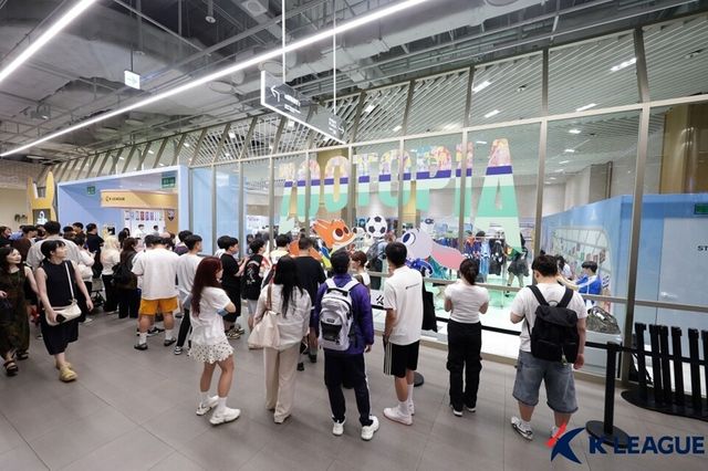 K리그-주토피아 팝업스토어 개장을 앞두고 팬들이 입장을 기다리고 있다. /한국프로축구연맹 제공