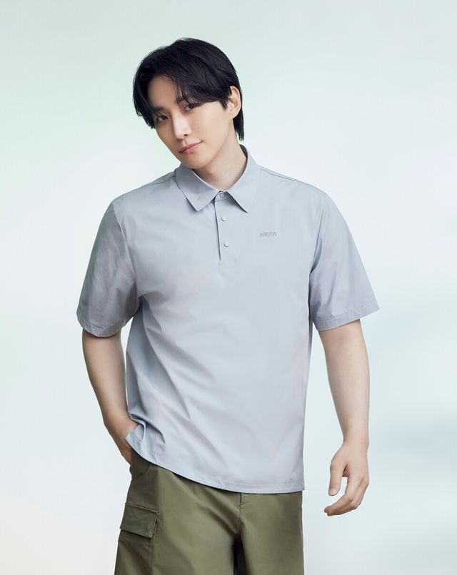 네파 모델 이준호가 '아이스테크쉘 우븐 반팔 폴로 티셔츠'를 착용한 채 포즈를 취하고 있다. /네파 제공