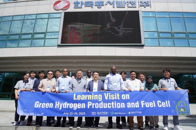 동서발전 황영호 동해발전본부장과 강수일 UN CTCN 조정담당관을 비롯한 '국제 청정수소 기술교류 프로그램' 참가자들이 기념촬영을 하고 있다./한국동서발전 제공